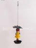 装飾的なオブジェクト図形の新しいキャラクター傘を保持する黄色い女の子鳥のフィーダーメタル屋外ハンギングフィーダーアイアンハンディクラフトT240306