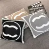 Designer Dekorativ kudde Luxury Cushion Fashion Square Cushion Sofa Pillows Letter Tryckt Hemtextiler Kudde med inre kuddar