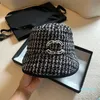 Designer bokstäver hink hatt herrar kvinnor monterade hattar sol förhindra motorhuven beanie baseball cap täppbacks utomhus fiske klänning mössa fedora ullduk