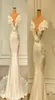 2022 Элегантные атласные вечерние платья русалки с оборками на плечах длиной до пола, цветами и жемчугом из бисера, длинные вечерние платья для выпускного вечера Gow6881310