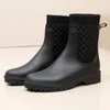 Designer-Regenstiefel für Damen, wasserdichte Schuhe, regnerische Damen, rosafarbenes Fell, Gummi-Regenschuhe, Damen-Galoschen, rutschfeste, anziehbare Regenstiefel 240228