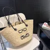 Borsa di paglia con cestino di design Borse per la spesa alla moda Borse da spiaggia Borsa da spiaggia aperta a tracolla intrecciata a mano di design Borsa estiva da donna di alta qualità