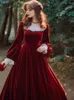 Lässige Kleider Französisch Hepburn Red Velvet Langes Kleid Frühling/Herbst Quadratischer Ausschnitt Ärmel Taille Schlank Antik Vintage für Frauen