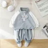 Set di vestiti per ragazzi e ragazze Set di tute per bambini a due pezzi a maniche lunghe con sorriso per bambini Set di abbigliamento Primavera Autunno Nuovo completo sportivo