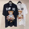 2024 Primavera / Verão Moschinoes Camiseta feminina Urso de pelúcia desenhado à mão esboço estampado solto encaixe unissex de manga curta camiseta puro algodão versão moderna yhh