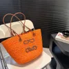 Borsa di paglia con cestino di design Borse per la spesa alla moda Borse da spiaggia Borsa da spiaggia aperta a tracolla intrecciata a mano di design Borsa estiva da donna di alta qualità