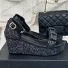 Women Wedge Platform Obcasy Sandały Projektant Błaskane buty z tiulową sukienki z Bowtie Regulowane kostki buty ślubne z kury z kury Buty rozrywki na zewnątrz