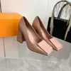 Designer Diapositives Femmes Brodé Tissu Pantoufles Métallique Slide Sandales Femme Luxe Sandale Triangle Chunky Talons Mode Été Plage Chaussures À Talons Bas 0227