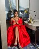لباس حفلة موسيقية حمراء بسيطة ، فستان قبالة فستان الكتف المسائي 2023 ساتين ساتين رفيع الأكمام قصيرة الأكمام المخصصة ذات الطرف المخصص.
