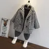 Pojkar Woolen Coat Autumn and Winter New Trendy Childrens Korean version Medium längd Vindbrytare förtjockad kappa Plaid kläder