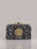 Una borsa per banchetti nuziali dal design di nicchia piena di mattoni, cheongsam nuziale in rilievo con fiori di pavone, borsa a tracolla intarsiata in mattoni 240306