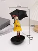 Objets décoratifs Figurines Nouveau personnage tenant un parapluie jaune petite fille mangeoire à oiseaux en métal mangeoire suspendue en plein air artisanat en fer T240306