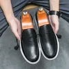 Nowy trend męski czarny brązowy patent skórzane buty swobodne buty męskie mokasyny trampki Tenis Masculino zapatos hombre