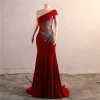 Nya ankomst Red Formella aftonklänningar 2024 Sheer Cap Hylsa Beadings Sequins Long Party Prom Gowns For New Years Dress BM3508