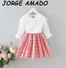 Conjunto de roupas para meninas, branco, pétalas grandes, gola, tops, saia xadrez vermelha, 2 peças, roupas para crianças pequenas, roupas de menina e2012754496493783280