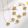 Set di gioielli placcati in oro 18k Fiori di design di lusso Quadrifoglio Cleef Fashional Bracciale con ciondolo Orecchini Collana Festa di nozzeMDHJ MDHJ