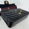 Bolso de diseñador Clásico de cuero prensado brillante y accesorios dorados Bolso de lujo de alta calidad Bolso de moda versátil con solapa y cadena