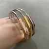 Designer-Armband mit V-Gold-Verschluss in hoher Version für Damen im neuen Stil, leicht, luxuriös, modisch, halbdiamantvoll, vollständig U-förmig