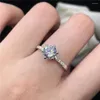 クラスターリングピュアホワイトゴールド18k Dグレード1CTモイサナイト婚約リングテストポジティブな貴重な結婚式のジュエリーギフト