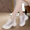 Scarpe da donna piccole scarpe bianche con suola spessa 2024 scarpe estive sottili e traspiranti in rete scarpe sportive casual da donna alla moda