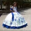 白と青の刺繍Quinceaneraが肩から離れたドレス長いボールガウンデビュタンテドレスVestido de 15 Nos