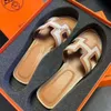 Fresco nuovo head oranss lady bottom scender sandals piatto indossano 2024 celebrità h-letter pesante industria in pelle esteriore classica donna rotonda nb2q