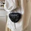 70% Factory Outlet korting op hartvormige klinknagellocomotief voor dames met kleine persoonlijkheidsnetwerk-crossbody met rode ketting in de uitverkoop