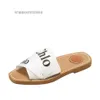 Flat Sandal Cloe Slipper Woody 2024 Letter for Women Summer Outwear New Leisure Red Sandals Bottom One Word Cross Designer Cool Pryf