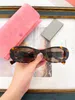 2024 Brown Oval Lens Sunglasses M06Z عالية الجودة للنساء المصممين للنظارات الشمسية الأزياء الكلاسيكية النظرية الرجعية للجنسين لمكافحة UV400 مع CASE