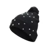 Bonnet Skull Caps Femmes Punk Rivet Chapeau d'hiver Noir Big Pom Mode Laine tricotée épaisse et chaude Ladies3116