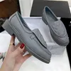 Designerskie buty Lady Real Haft Shoe Hafhoidery Wygodne kobiety mokasyny platforma mokasyna Mule Slip-On Lokeer Single Buty Złota klamra czarna biała