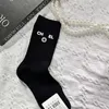 جوارب الجوارب النسائية مصممة فاخرة اللون الصلب للنساء INS Socks All-Match Mid Tube Cotton Pure Cotton