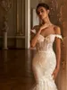 Elegantes, schulterfreies, schulterfreies, kurzes Trompeten-Brautkleid mit 3D-Blumen und glänzenden Applikationen