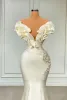 Elegant satin sjöjungfru aftonklänningar från axel ruffles golvlängd blommor pärlor långa pary ocn prom klänningar formella bär