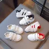 Кроссовки Модельные туфли Детские маленькие белые туфли для мальчиков спортивные и детские повседневные туфли среднего размера для девочек H240307