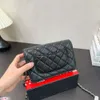 Bolsas de cosméticos Estuches Bolso de cadena de diseñador 10A Bolso cruzado de cuero de caviar de alta calidad Bolso con solapa de cuero genuino de lujo 19 cm CH027