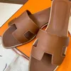 Med boxdesigner tofflor Oran Sandal Women Designer Sandaler Brown Leather Slipper Mens Casual Loafers Shoes Outdoor Beach Slides Flat Bottom med spänne