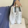 Liu Wens Versáteis pequenos sapatos brancos para mulheres 2024 temporada primavera e outono Novos sapatos esportivos e casuais com fundo plano de couro genuíno
