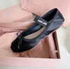 Franse vrouw jurk schoenen ballet flats dames loafers zacht leer boog veter ondiepe metalen riem trim auto stiksels kruisbandjes gesp