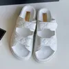 Designer tofflor toppkvalitet kvinnor sandaler kedja guld 100% kalvläder glider klassiker spänne 3a mules plattform flip kvinnor tofflor sommar mode strand sheos