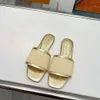 Köp ny halmväv toffel sandal till salu plattform raffias tofflor designer kvinnor sommar platt häl casual strandsko utomhus pool skjutreglage storlek 35-40