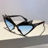 Sonnenbrille KAMMPT Schmetterlingsform Frauen Sonnenbrille 2024 Stilvolle Dreieck-Farbverlaufstöne mit Strasssteinen Vintage-Markendesign Partybrillen