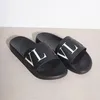 Com caixa designer chinelo rebite slide sandália menina verão praia borracha mula ao ar livre plana mens sliders mulheres presente moda piscina luxo preto sapatos casuais esportes mocassins