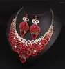 Boucles d'oreilles 2024 européen et américain de haute qualité plein diamant collier de clavicule ensemble robe dîner mariée bijoux en gros