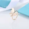 Designer Tiffanyco Ring High Edition T Family Färgglad fjärilsring med 18K True Gold Plating på White Copper for Women Steel Seal Letter Personlig mångsidig R