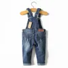 0-8t Spring Kids kombinezon szczupły spodnie chłopcy Girls Suspender dżinsowe spodnie dżinsowe dżinsy dżinsy ubrania dzieci odzież 2051 240226