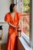 Повседневные платья в стиле отпуска. Оранжевое платье с пышными рукавами для женщин летом 2024 года с простой сексуальной длинной талией и вырезом.