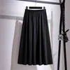 Stłuszczowa siostra w rozmiarze w długiej cienkiej spódnicy A-line z solidną plisowaną spódnicą jesienną dużą wielkości kobiet zużycie 240307