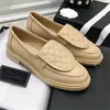 Designerskie buty Lady Real Haft Shoe Hafhoidery Wygodne kobiety mokasyny platforma mokasyna Mule Slip-On Lokeer Single Buty Złota klamra czarna biała