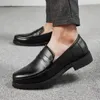 Freizeitschuhe Frühling und Herbst schwarze Loafer Herren Slip-On geschnitztes Leder Mode Business Designer